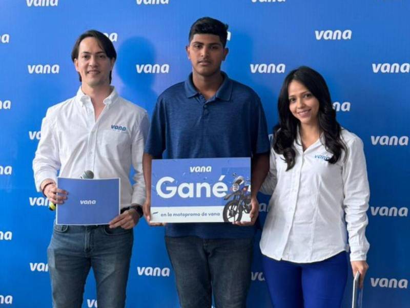 Vana premia a cinco clientes con la motopromo y reconoce el buen uso de los servicios financieros