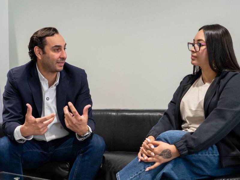 El titular de la ENEE realizó sus estudios superiores en Estados Unidos, donde obtuvo una licenciatura en Ciencias Sociales y una maestría en Economía Emprendedora.