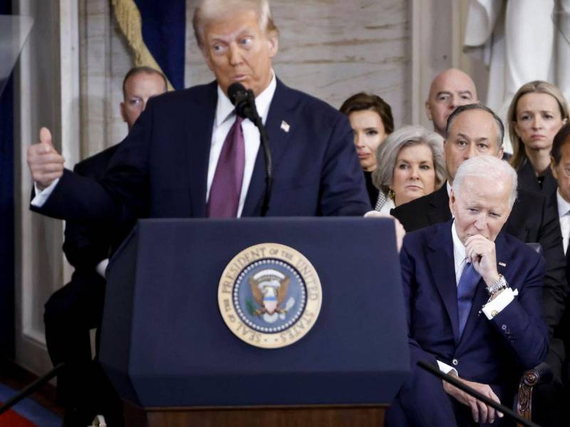 Mientras Donald Trump daba su discurso como nuevo presidente de Estaos Unidos, Joe Biden, quien dejó el cargo, se mostró serio, especialmente cuando Trump criticó su gestión.