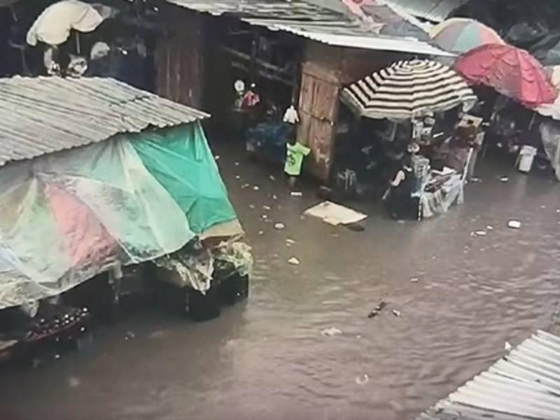El mercado Las Américas quedó inundado por las precipitaciones de este martes -3 de junio-, resultando afectados los comerciantes que operan en este lugar.