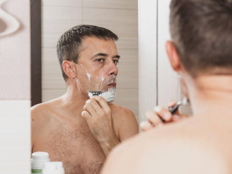 Afeitarse siempre en la dirección en la que crece el vello reduce de forma significativa la aparición de pelos encarnados y bultos irritados.