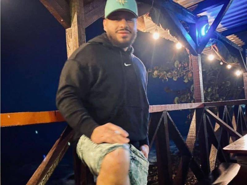 Ronni Pineda era un joven repartidor que perdió la vida de manera violenta la tarde del domingo en la entrada de la colonia Los Laureles, en La Ceiba, departamento de Atlántida. Aquí los detalles: