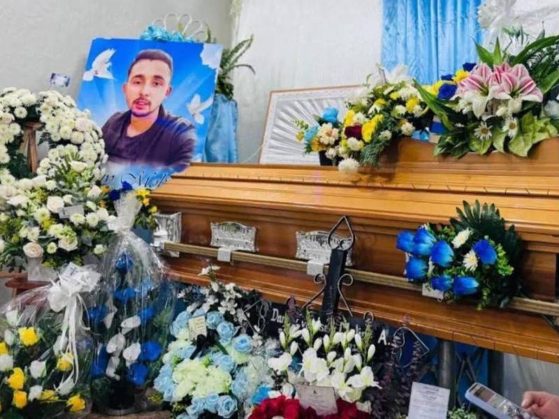 Familiares y amigos dieron el último adiós al hijo del alcalde Lucio Molina, del municipio de San Sebastián, Lempira.