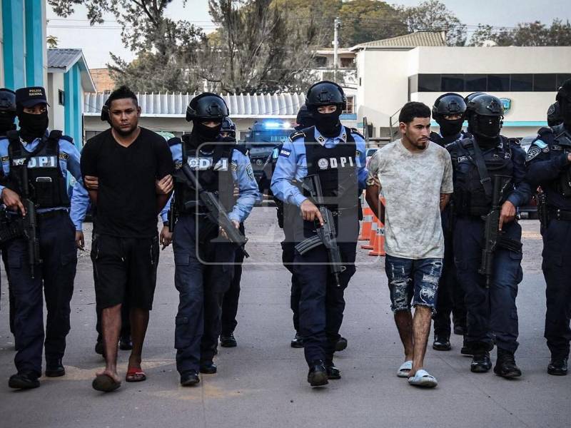 Bajo estrictas medidas de seguridad, agentes de la DPI trasladaron este viernes a Harold Hernández y Selvin Zerón, alias “Colocho” y “Serrucho”, señalados como presuntos integrantes del denominado “Cartel del Diablo”, organización vinculada a diversos hechos criminales en la zona norte del país.