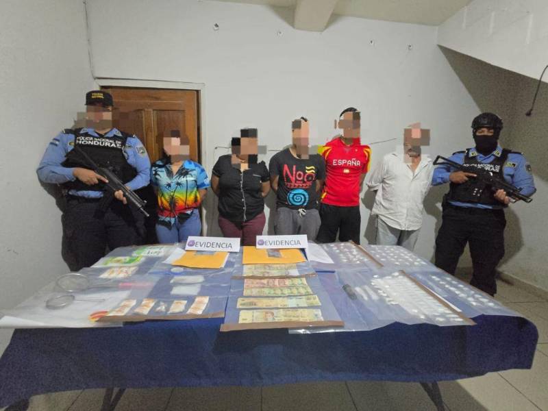 Agentes de la Policía Nacional detuvieron a tres hombres y una mujer a quienes les decomisaron drogas y otras evidencias y fueron enviados a la Fiscalía para continuar con el proceso judicial.