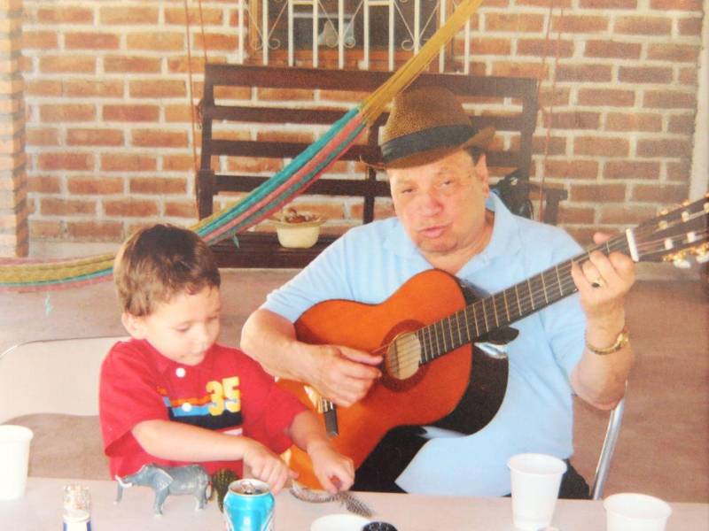 El doctor Augusto Aguilar confesó que aprendió a tocar guitarra en México, donde estuvo por varios años estudiando gracias a becas, allí sacó la maestría y doctorado.