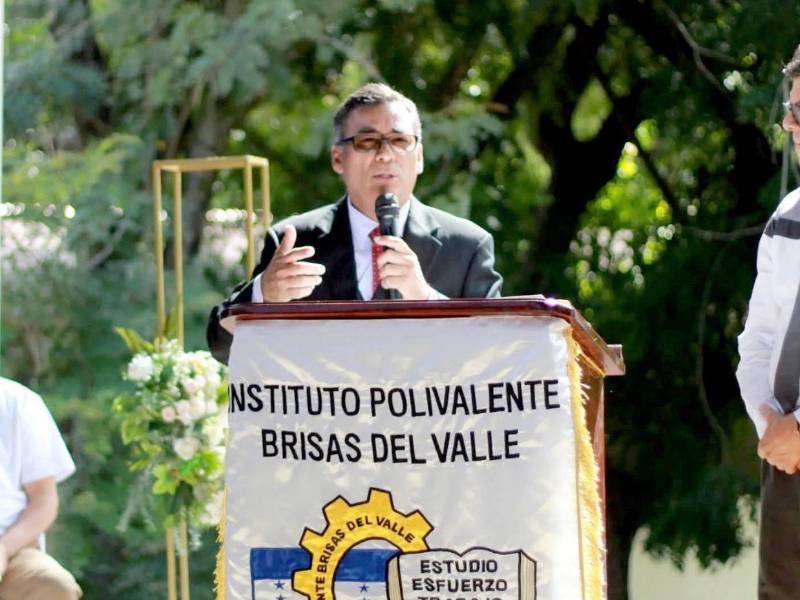 El profesor Víctor Fiallos Paz tenía 41 años de carrera y era muy querido por sus alumnos y compañeros de trabajo.