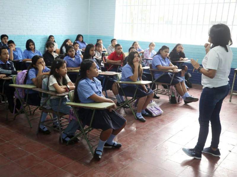 Los docentes a nivel nacional mostraron sus malestar por la falta de pago del último mes del año.