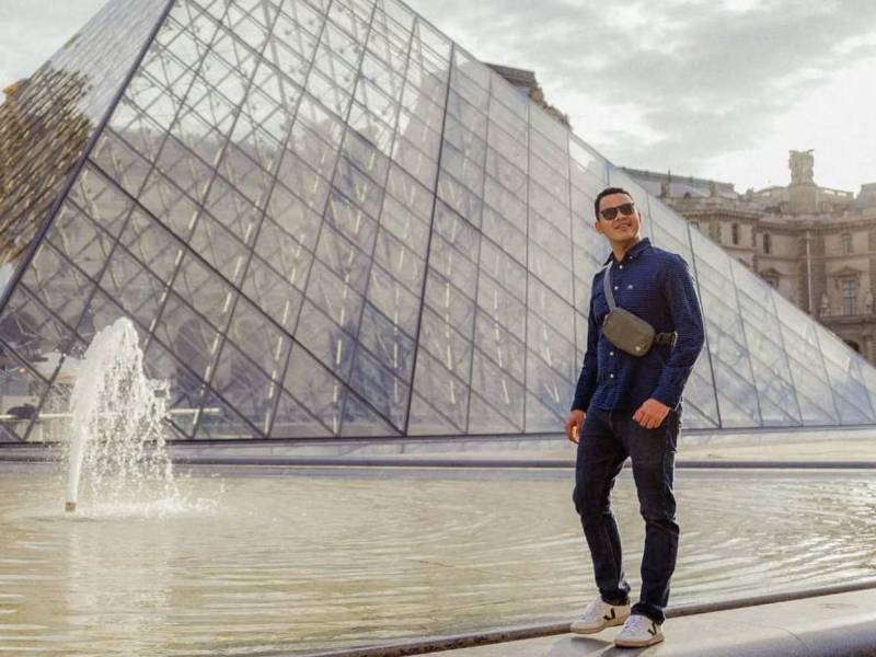 Rider Abimael Cálix Santos, empleado de Sedesol, frente al museo Louvre en París, Francia.