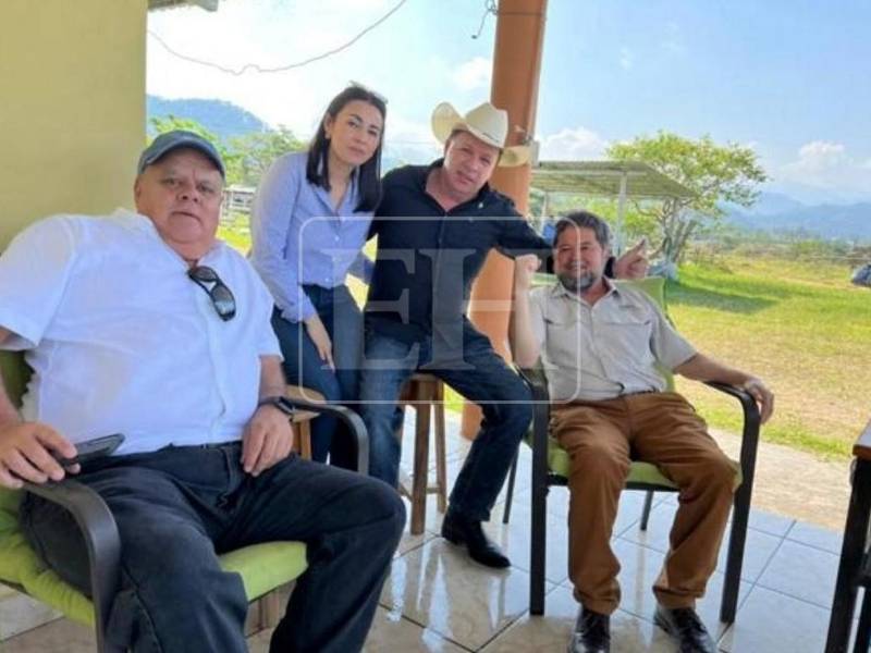 Una de las fotografías incorporadas al expediente de la ATIC muestra al exdiputado Víctor Hugo Romero Chinchilla junto a la subdirectora de fiscales, María Tejada, y al entonces ministro de Seguridad, Ramón Sabillón, en una propiedad de Cucuyagua, Copán.