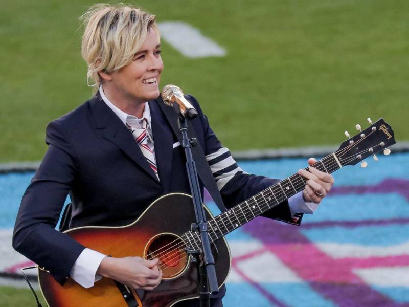 Carlile defendió el lineup musical del Super Bowl que incluye a Bad Bunny, Charlie Puth y Coco Jones, señalando que se ve exactamente como Estados Unidos y representa múltiples demografías.