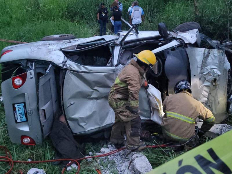Hacia la zona del incidente llegaron elementos del Cuerpo de Bomberos, de la Policía Nacional y de Medicina Forense para recuperar los cuerpos e iniciar las investigaciones.