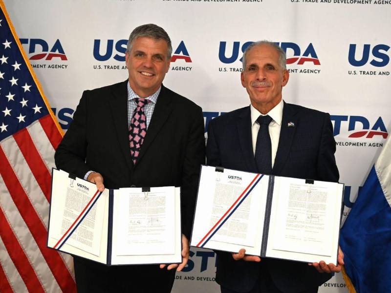 Nasry Asfura, presidente de Honduras, tras firmar el acuerdo con Thomas R. Hardy.