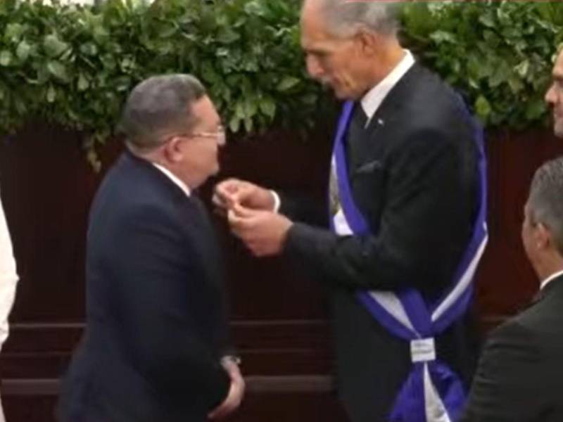 Carlos Alberto Flores Guifarro es juramentado como designado presidencial.