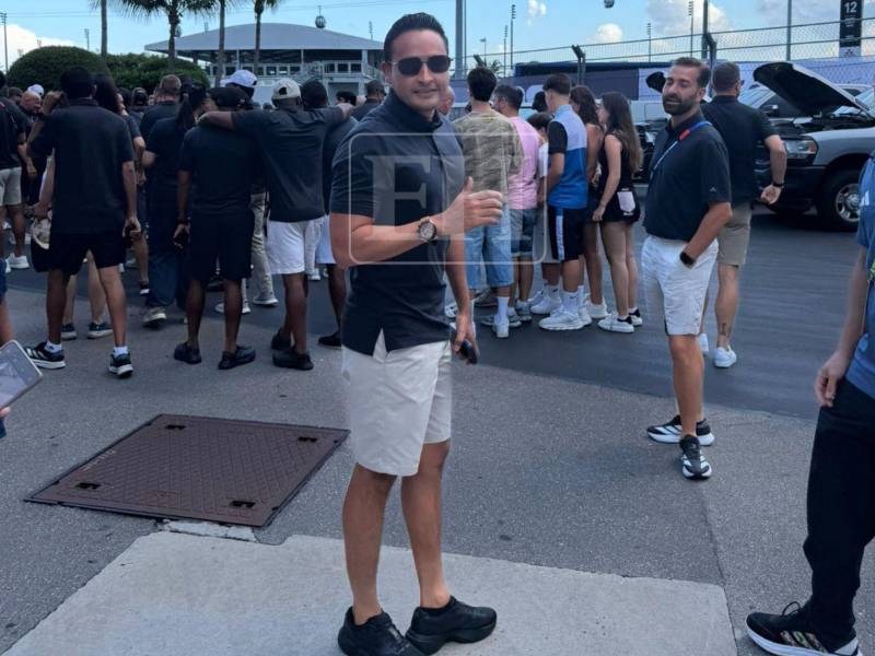 El árbitro hondureño Saíd Martínez llega al estadio para ver el Argentina vs Cabo Verde.