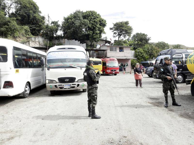Uno de los sectores que han sido muy afectados por el cobro de extorsión es el transporte, por lo que las terminales de buses son vigiladas por agentes policiales y militares.