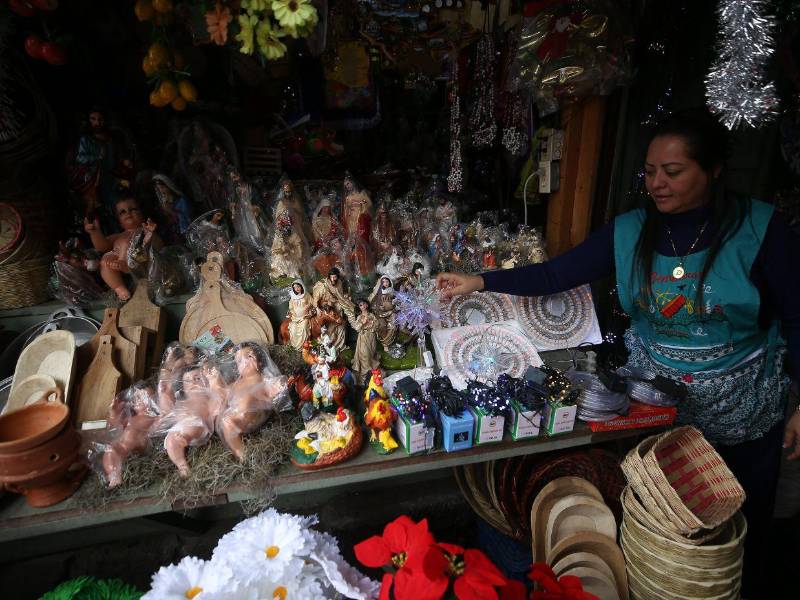 Desde figuritas de 20 lempiras hasta nacimientos completos de 8,000, los vendedores ya reciben a las familias que buscan recrear el nacimiento del Niño Jesús en sus hogares.