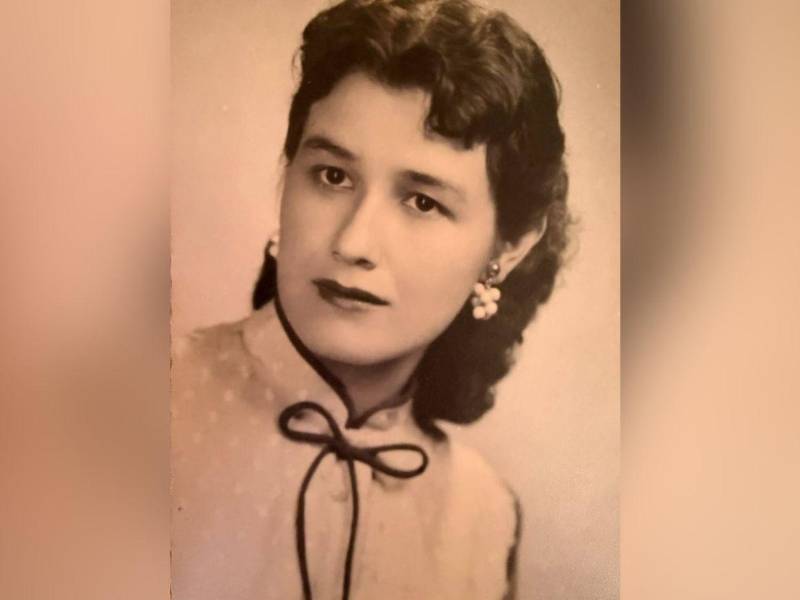 María Cristina Burdett, madre de Mauricio, durante su juventud. Hoy, esta fotografía guarda la memoria de una mujer cuya ausencia duele, pero cuyo amor permanece en el corazón de su hijo.