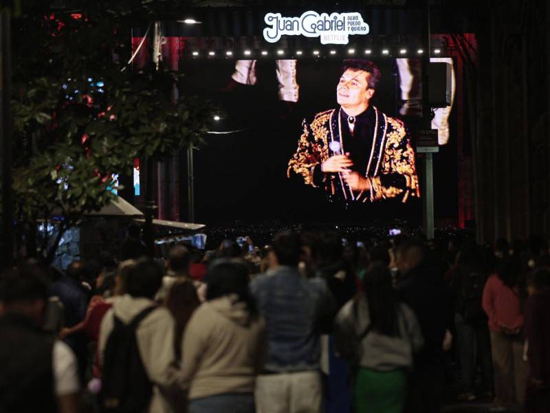 Miles de mexicanos rinden homenaje a Juan Gabriel con proyección récord