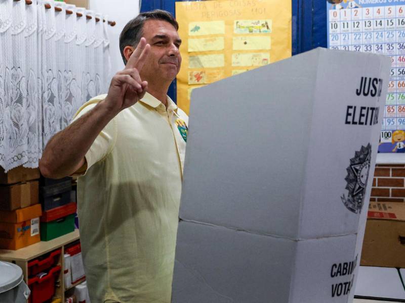 El hijo del expresidente Bolsonaro lidera las elecciones presidenciales en Brasil.