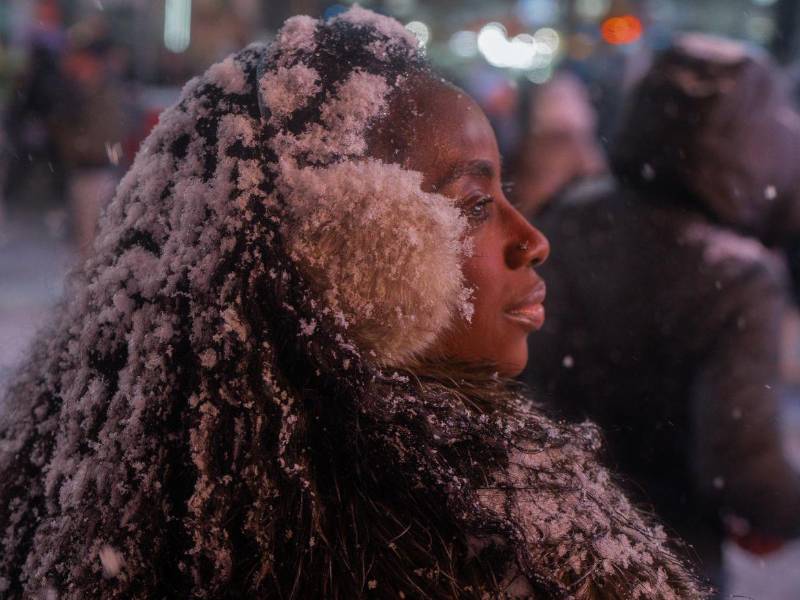 El fenómeno meteorológico generó atascos en carreteras, cancelaciones de eventos y vuelos, además de retrasos significativos en los principales aeropuertos del noreste de Estados Unidos, afectando a miles de personas.