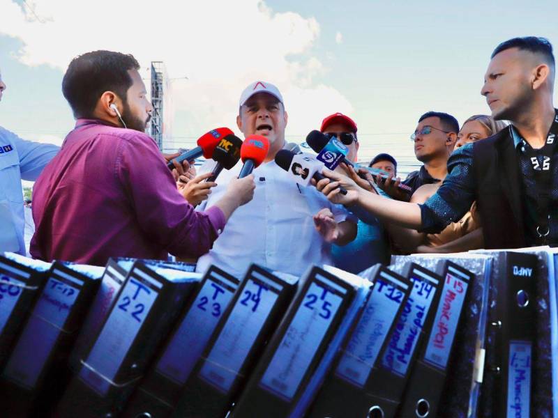 El alcalde capitalino, Jorge Aldana, llegó este martes 9 de diciembre hasta las afueras del Centro Logístico Electoral (CLE), ubicado en las instalaciones del Infop, para exigirle a los consejeros del Consejo Nacional Electoral (CNE) que hagan voto por voto en el nivel de la municipalidad del Distrito Central.
