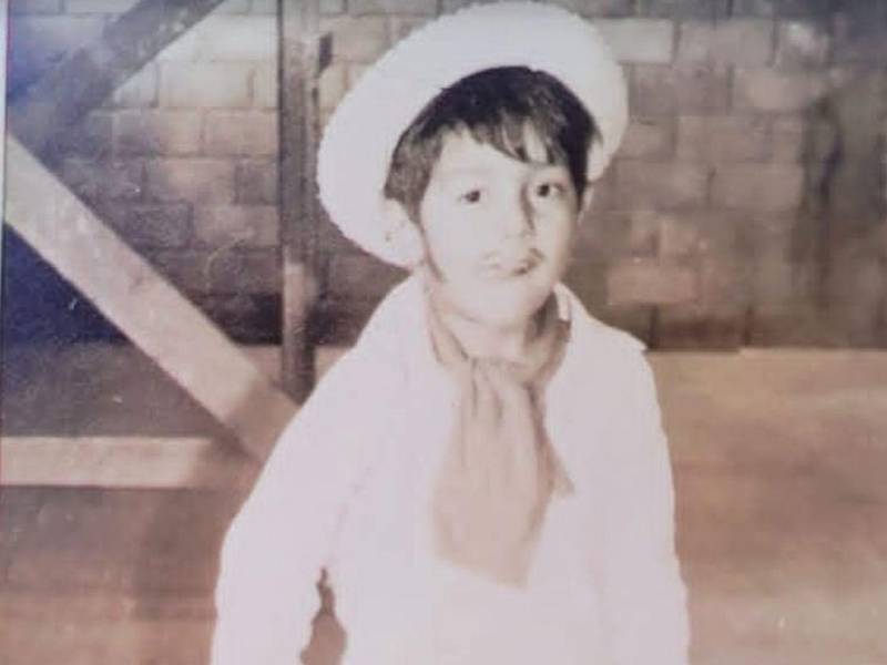 Jorge Alberto Amaya Banegas cuando tenía 6 años en el kínder Damas Voluntarias ubicado en la colonia Kennedy, año 1976. Participando como Indio Bonito.