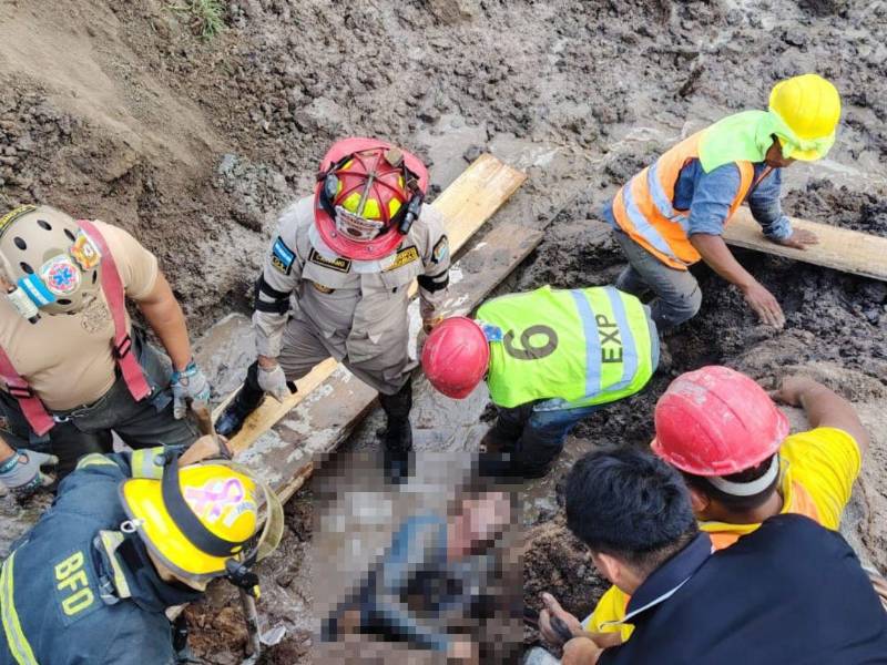El cuerpo del obrero fue rescatado tras varios minutos soterrado, pero ya no tenía signos vitales.