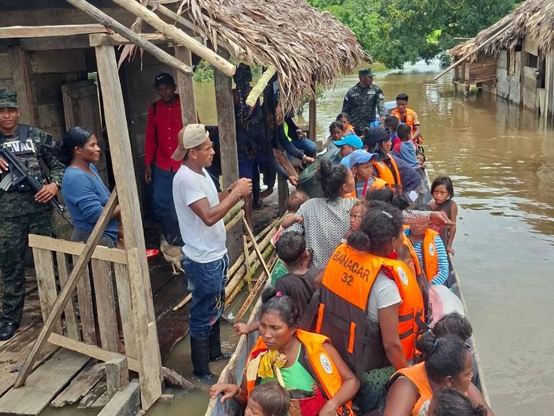 Las Fuerzas Armadas de Honduras evacuaron a 146 personas de las comunidades de Baikan y Raksdiimwan, en Gracias a Dios, tras las inundaciones provocadas por el desbordamiento del río Kruta. Aquí las imágenes.