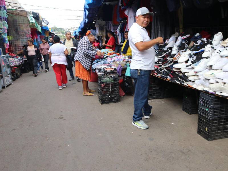 El espíritu navideño impulsa el comercio en la capital; mercados y peatonales exhiben ropa calzado.