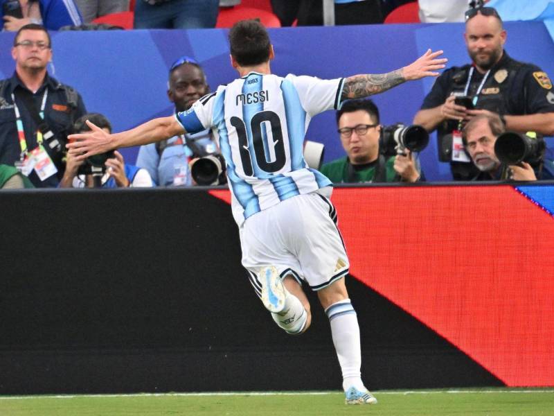 Messi abrió el cerrojo luego que el árbitro anulara dos goles previamente, uno a Argelia y otro a él.