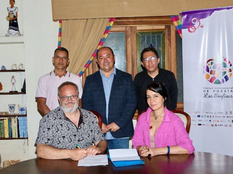 Néstor Ulloa, Salvador Madrid, Armando Maldonado (de pie), Étienne Poirier y Mayra Oyuela (sentados).