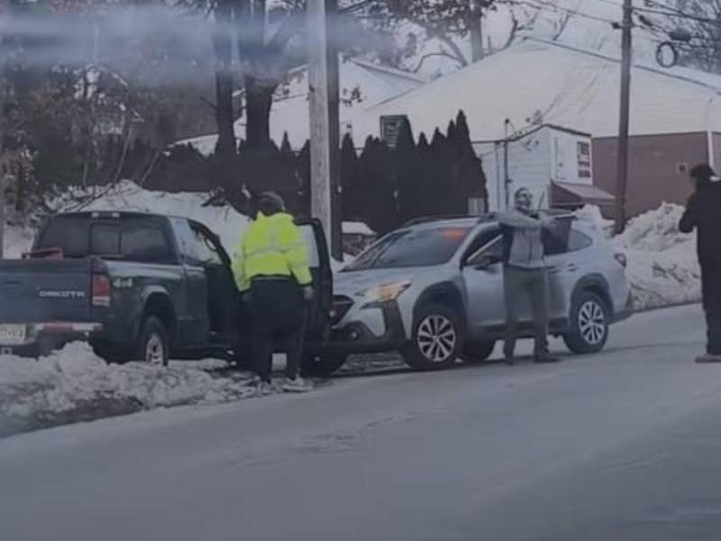 Agentes de ICE custodian el vehículo del hondureño Jesús Fabián López Banegas.