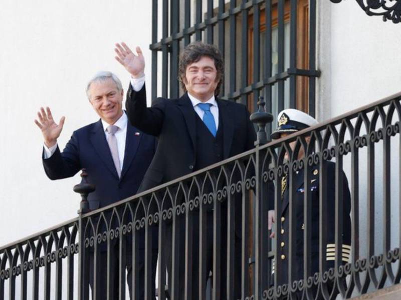 Encuentro. El presidente de Chile, José Antonio Kast, recibió en La Moneda a su par argentino, Javier Milei, en un encuentro marcado por un impás en torno a la soberanía del Estrecho de Magallanes y la detención en Bolivia dl estratega digital de la ultraderecha latinoamericana, el argentino Fernando Crimedo.
