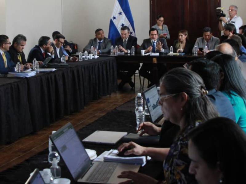 Las autoridades universitarias y los diputados que integran la comisión del presupuesto sostuvieron una reunión este lunes en la que se acordó no reducir el presupuesto de la UNAH.