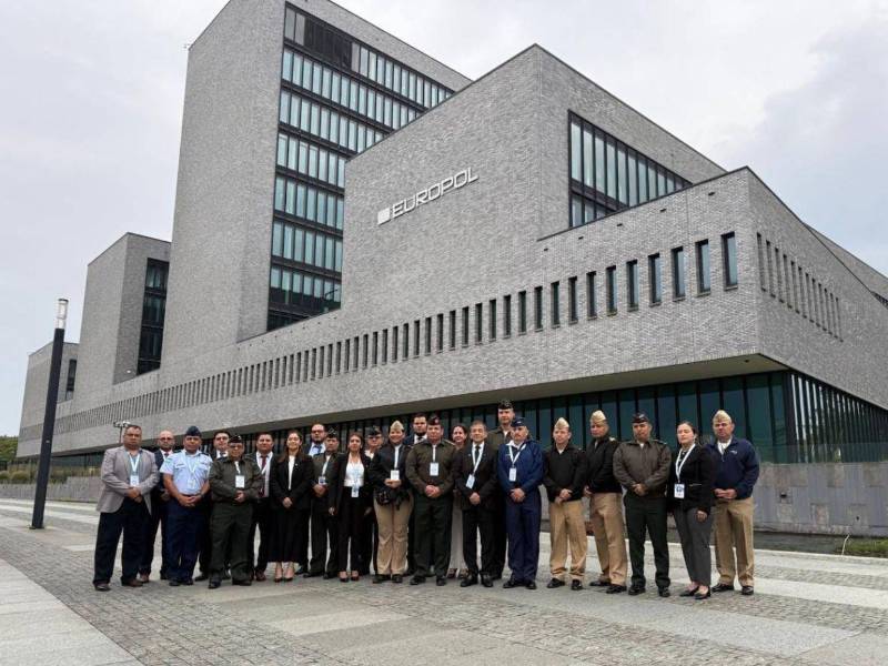 Por realizar un viaje programado, el jefe de las FF AA, Roosevelt Hernández, mandó a disponibilidad al director del Colegio de Defensa, general Aguilar Hernández.