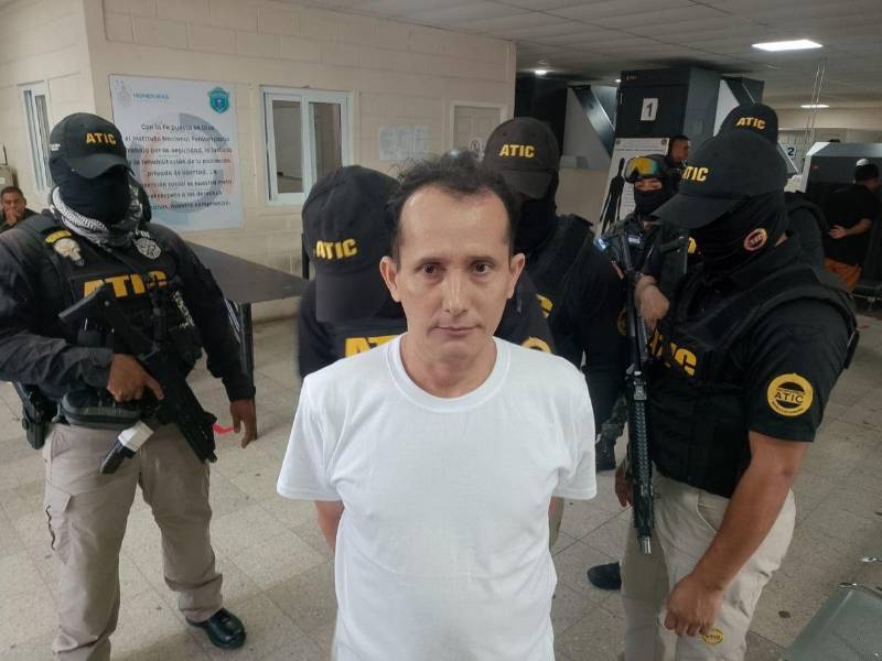 Mario Roberto Flores Mejía fue capturado el 11 de febrero de 2026 y un mes después, un juez concedió su extradición solicitada por un tribunal de Filadelfia, Pensilvania.