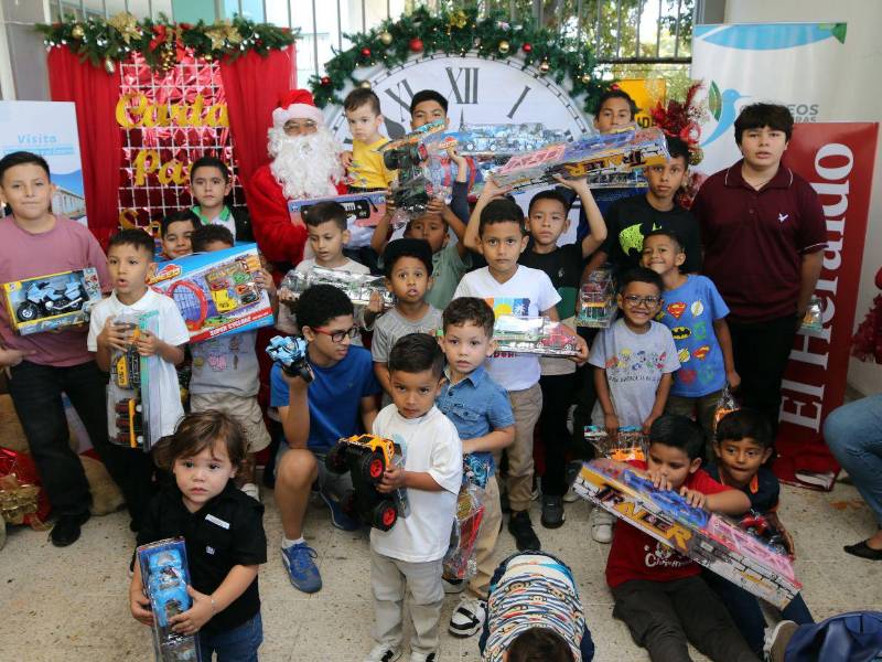 Con alegría los pequeños recibieron a Santa quienes desde el Polo Norte les cumplió sus peticiones a los pequeños que escribieron cartas a través de Correos de Honduras.