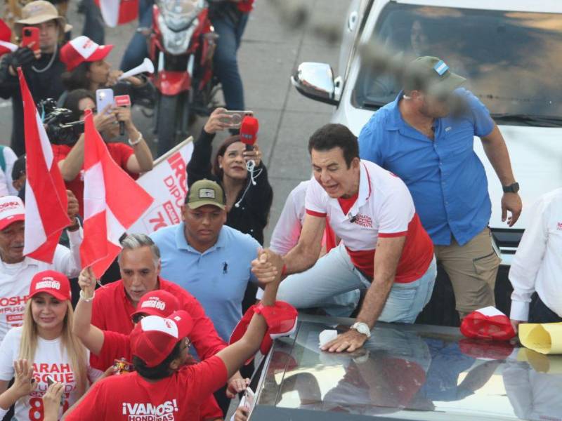 Nasralla recorrió las calles de Tegucigalpa en un Tesla Cybertruck.