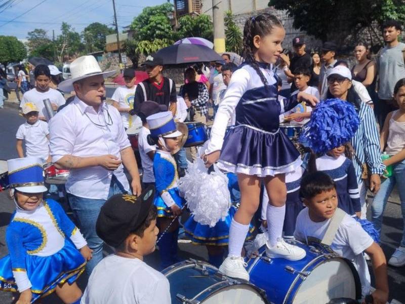Niños de prebásica participaron en un colorido desfile por el bulevar Kennedy para conmemorar los 205 años de independencia de Honduras.