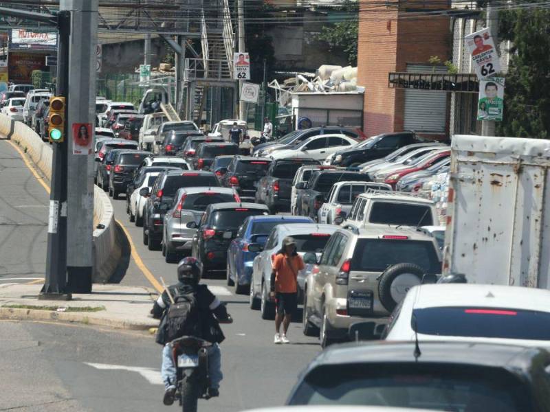 Diariamente el tráfico es intenso a la altura la altura del Hospital Psiquiátrico Mario Mendoza en la calle Salud, a cercanías de la colonia Miramontes.