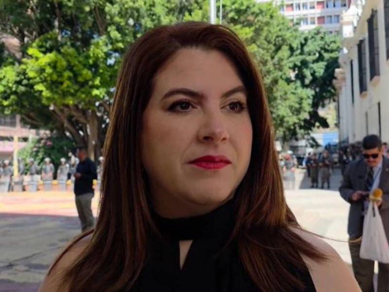 Cossette López fue una de las invitadas para la instalación de la primera legislatura.