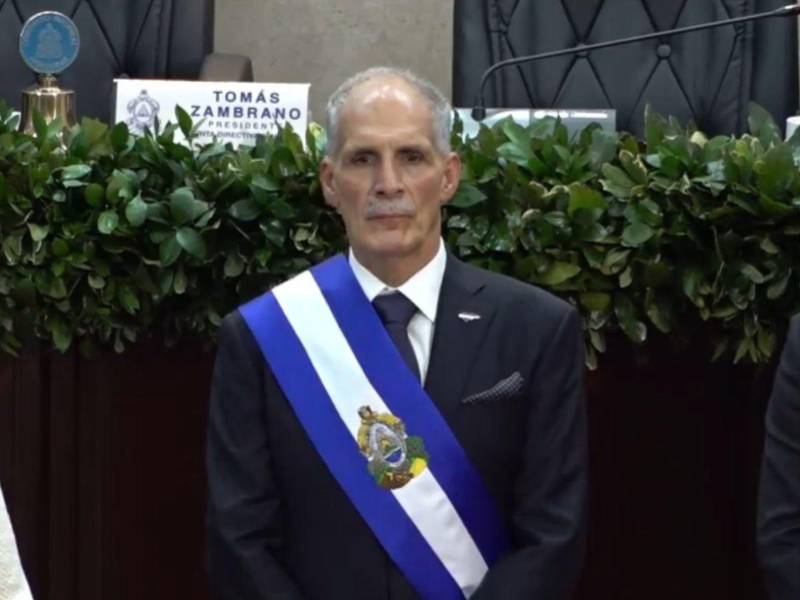 Asfura asumió el cargo con su mano reposada sobre la Constitución de la República y rodeado de su esposa e hijas.