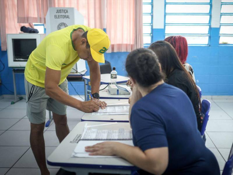 Una persona vota durante las elecciones presidenciales, legislativas y regionales este domingo en Sao Paulo (Brasil)