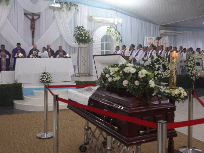 Feligreses y sacerdotes reciben en Honduras el féretro del obispo de Choluteca. El país se une en oración para darle el último adiós.