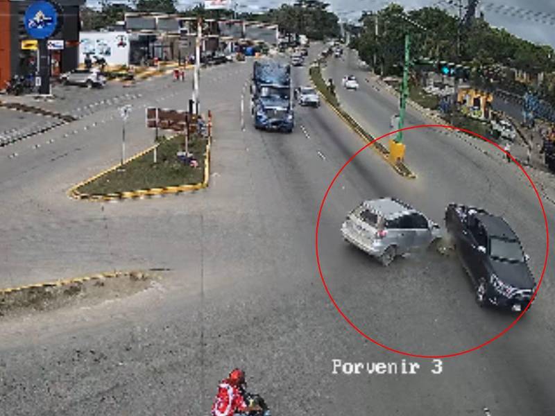 Las autoridades capturaron al conductor de un vehículo tipo pick-up señalado de irrespetar la luz roja de un semáforo y provocar un accidente de tránsito que dejó como resultado la muerte de una menor de edad. El hecho ocurrió el viernes 10 de julio en el barrio El Porvenir, en Puerto Cortés, departamento de Cortés, zona norte de Honduras.