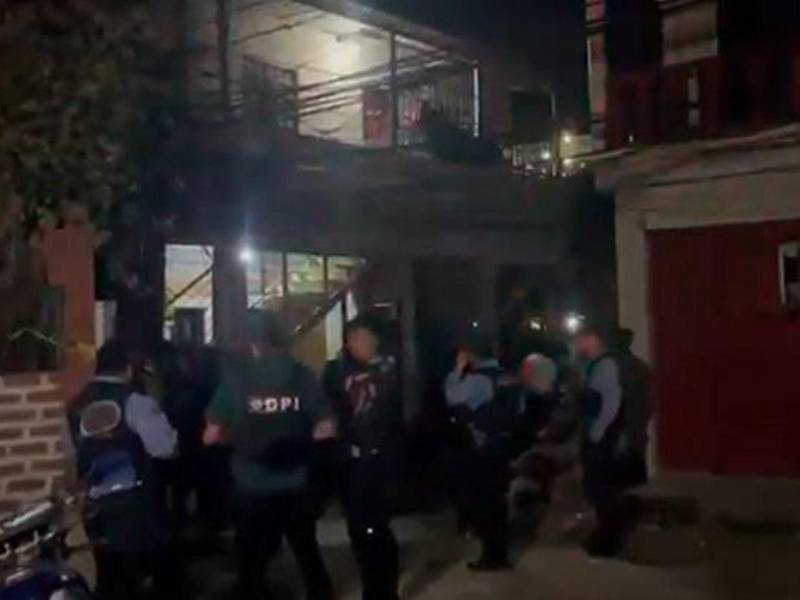 Hasta la zona del atentado mortal llegaron varios elementos de la DPI para iniciar con el levantamiento de indicios en la escena.