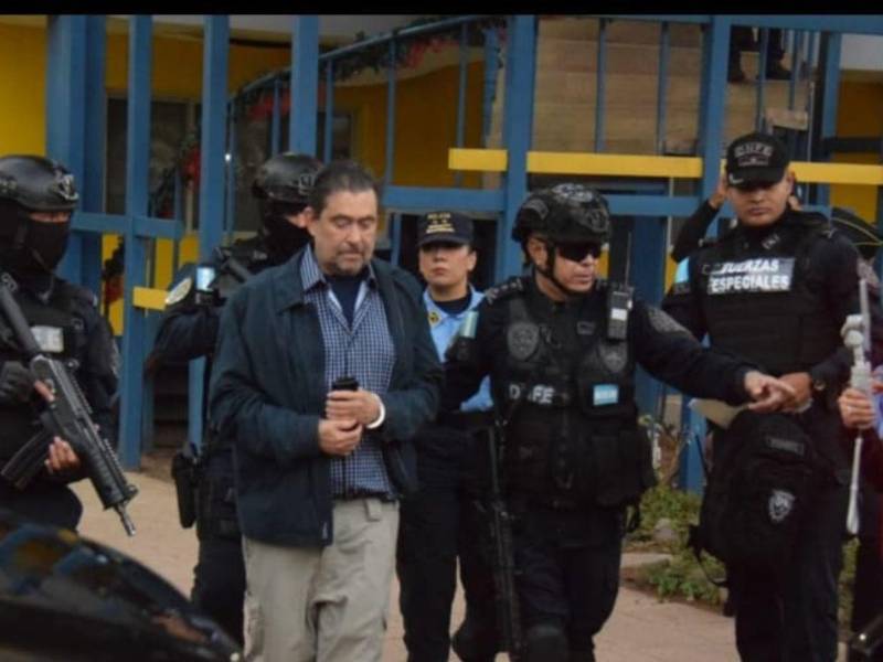 Roberto Cosenza, en una corte de Miami, se declaró culpable de corrupción en la Tasa de Seguridad, junto con empresarios estadounidenses.