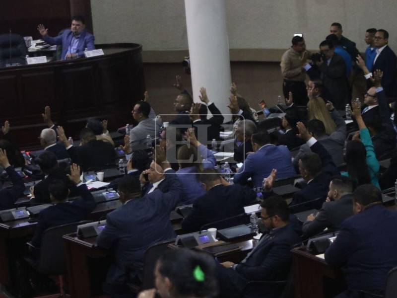Legisladores avalaron la extensión de contratos suscritos en el gobierno anterior para la ejecución de proyectos sociales y consultorías en distintos departamentos del país.