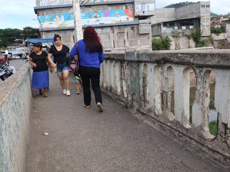 El puente Carías, que lleva más de 83 años de funcionamiento en la capital, reporta grietas y hierro corroído.